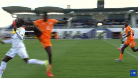 CAN U17 : La terrible faute de l’Ivoirien Obli Kouamé sur le visage d’Etienne Mendy