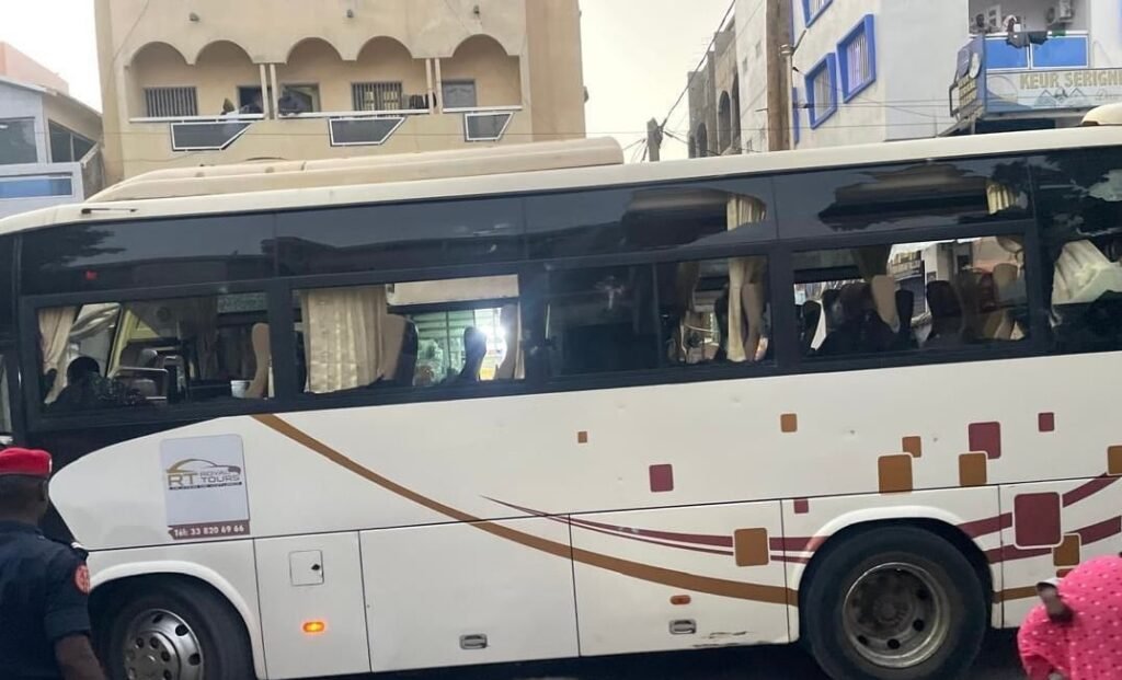 Ligue Pro : (Photos) Les images du bus du Jaraaf vandalisé après son match face à l’AS Pikine