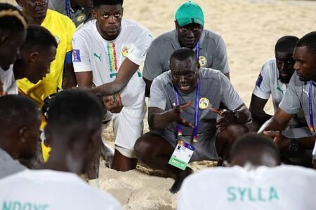 Mondial Beach Soccer 2025 – Ngalla Sylla, sélectionneur des Lions, après la victoire contre l’Espagne : « Oublier ce match et se focaliser sur Tahiti »