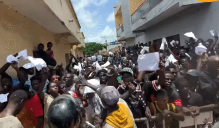 Un monde fou accompagne le lutteur (Vidéo)