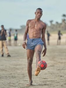 un physique d’athlète sculpté par la rue et le sable (Photo)