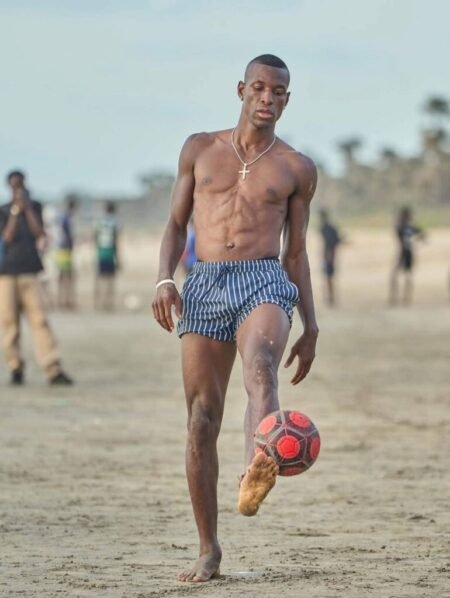 un physique d’athlète sculpté par la rue et le sable (Photo)