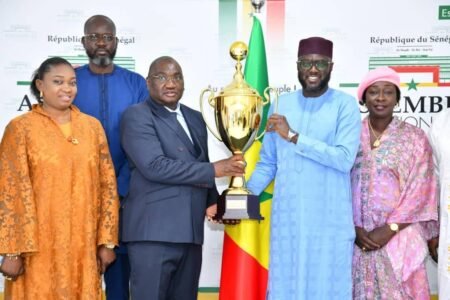 Coupe du Sénégal – Le Président de l’Assemblée nationale remet le Trophée de la finale féminine à la FSBB !
