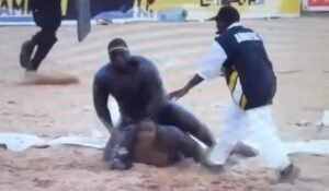 Franc terrasse Eumeu Sène dans un combat intense (vidéo)