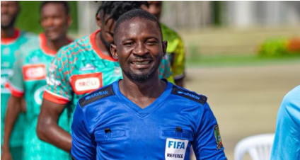 L’arbitre camerounais Abdou Abdel Mefire au sifflet pour la finale Maroc-Madagascar