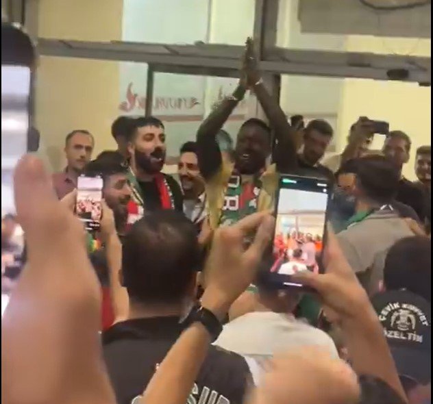 L’accueil triomphal réservé à Mbaye Diagne par Amedspor, son nouveau club! L’accueil triomphal réservé à Mbaye Diagne par Amedspor, son nouveau club!