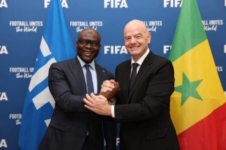 Abdoulaye Fall et Gianni Infantino discutent du développement du football africain