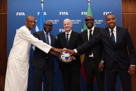 Gianni Infantino reçoit le président de la FSF, Abdoulaye Fall, au siège de la FIFA au Maroc