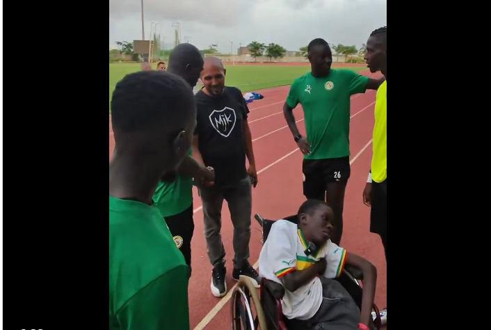 Kalidou Koulibaly et ses coéquipiers offrent un rêve à Moussa, jeune supporter atteint de poliomyélite Kalidou Koulibaly et ses coéquipiers offrent un rêve à Moussa, jeune supporter atteint de poliomyélite