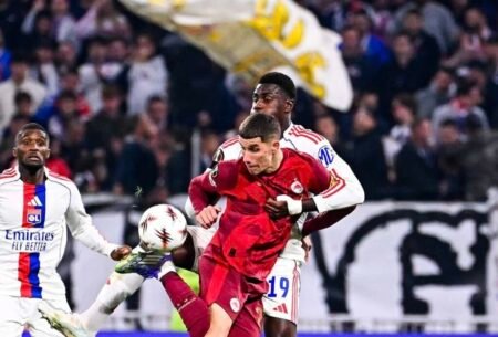 En France, Moussa Niakhaté en patron de la défense, offre la victoire à l’Olympique Lyonnais