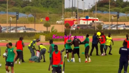 La violente interpellation d’un supporter pour un selfie avec Sadio Mané avant le match contre la Mauritanie (Vidéo)