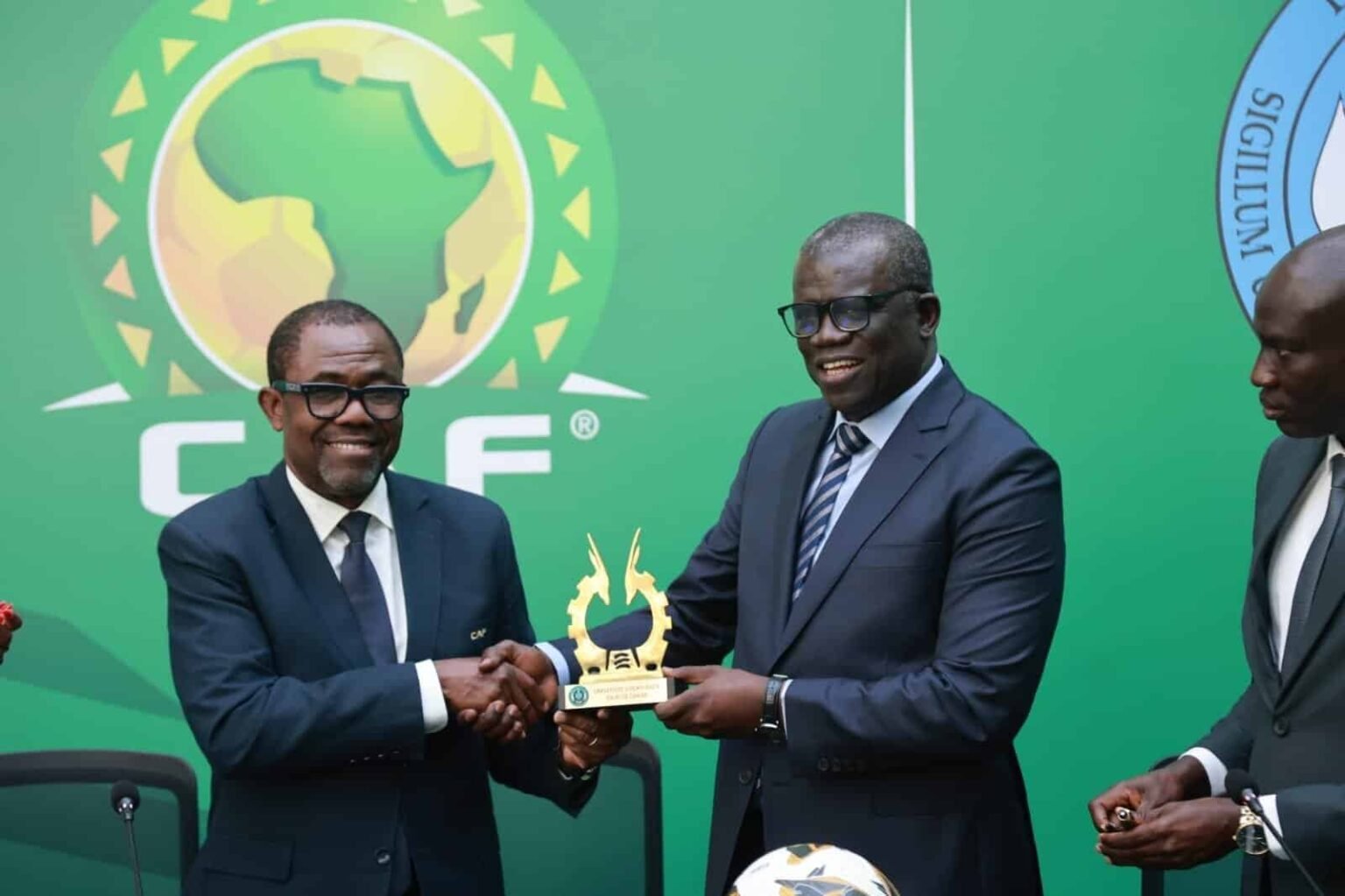 L’Université Cheikh Anta Diop et la CAF s’allient pour professionnaliser le football africain !