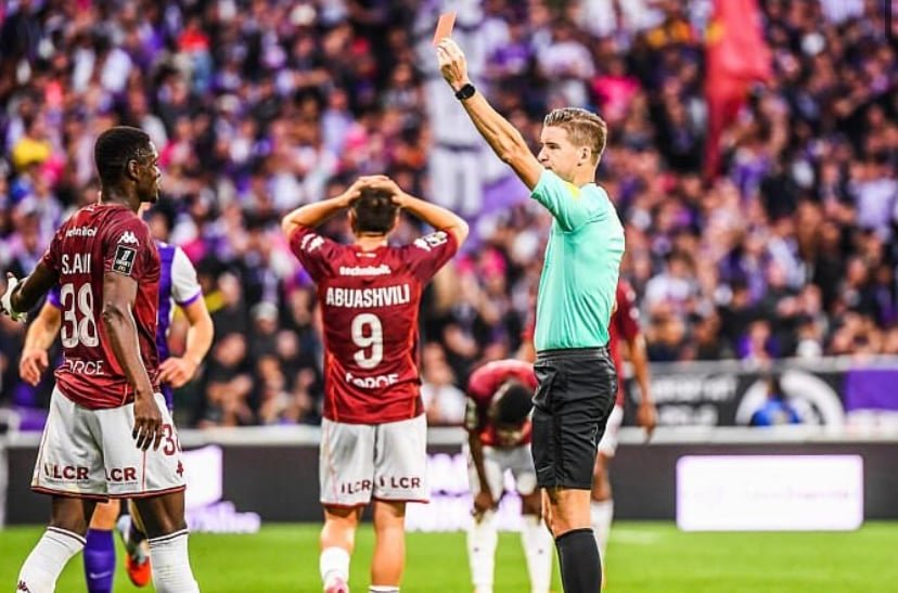Ligue 1 : Sadibou Sané suspendu trois matchs ferme après son exclusion face au TFC Ligue 1 : Sadibou Sané suspendu trois matchs ferme après son exclusion face au TFC