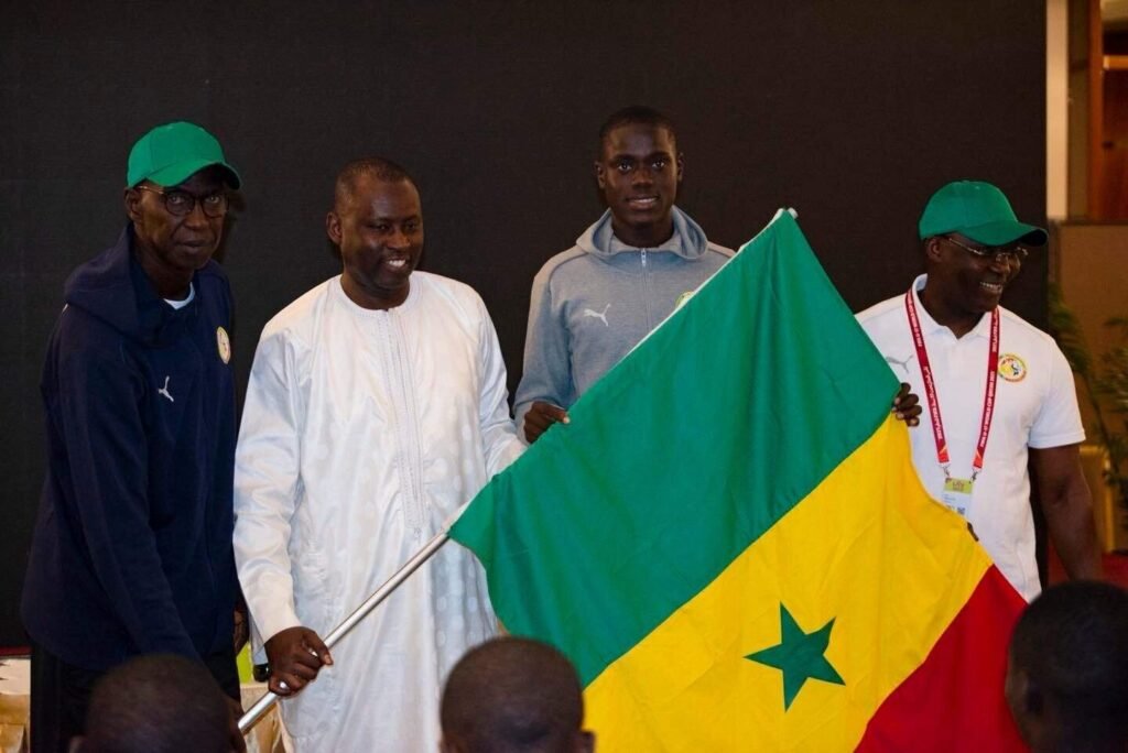 Mondial U17 : Les Lionceaux ont reçu le drapeau national des mains de l’Ambassadeur du Sénégal au Qatar ! Mondial U17 : Les Lionceaux ont reçu le drapeau national des mains de l’Ambassadeur du Sénégal au Qatar !
