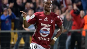 Après 16 mois sans club, Bouna Sarr se rapproche du FC Metz